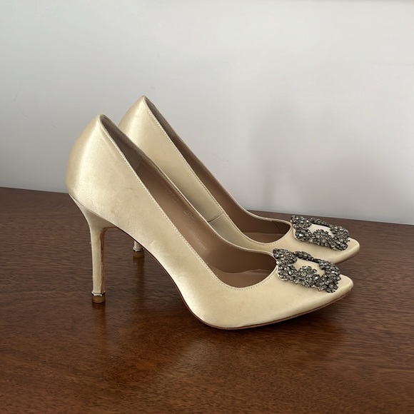 Manolo Blahnik Hangisi Champagne Satin Jewel Buckle Pumps size 37 - Picture 6 of 8